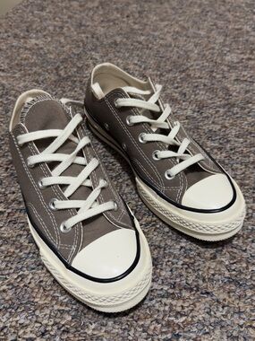 Converse low and high cut size 6 womens